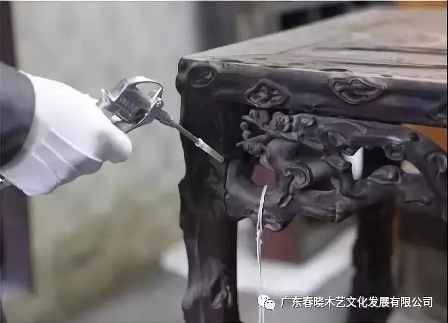 老紅木家具的修復(fù)過程，一經(jīng)修復(fù)煥然一新(圖2)