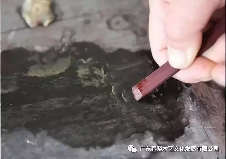 老紅木家具的修復(fù)過程，一經(jīng)修復(fù)煥然一新(圖11)