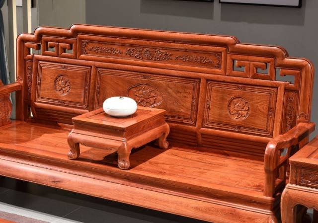 紅木家具市場(chǎng)常見的沙發(fā)款式及特點(diǎn)(圖4) 紅木家具市場(chǎng)常見的沙發(fā)款式及特點(diǎn)(圖4)