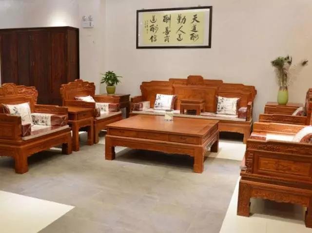 紅木家具市場(chǎng)常見的沙發(fā)款式及特點(diǎn)(圖9) 紅木家具市場(chǎng)常見的沙發(fā)款式及特點(diǎn)(圖9)