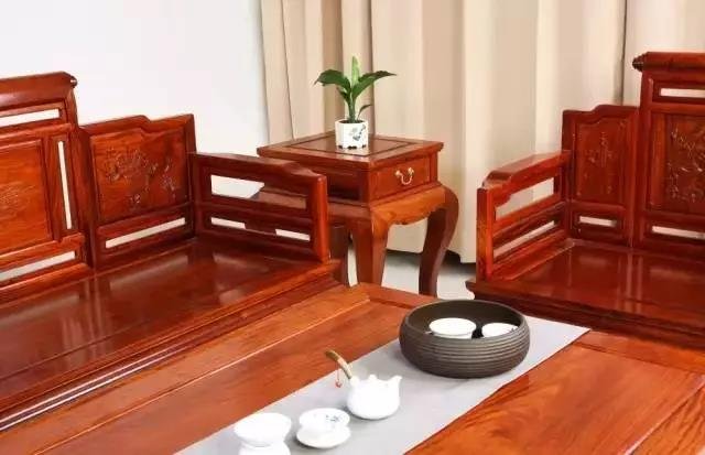 紅木家具市場(chǎng)常見的沙發(fā)款式及特點(diǎn)(圖18) 紅木家具市場(chǎng)常見的沙發(fā)款式及特點(diǎn)(圖18)